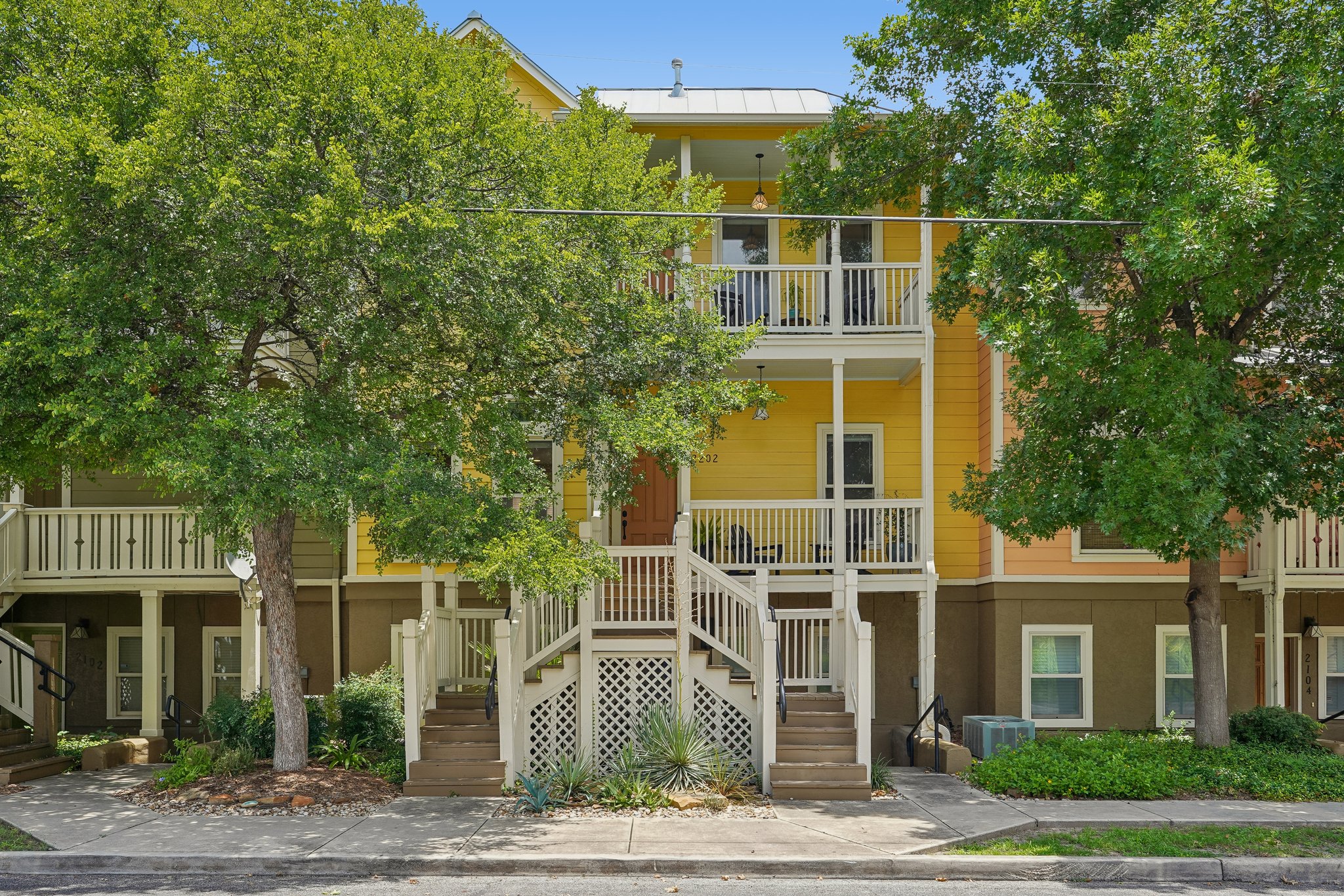 E Guenther St 2202-S2706-003.jpg