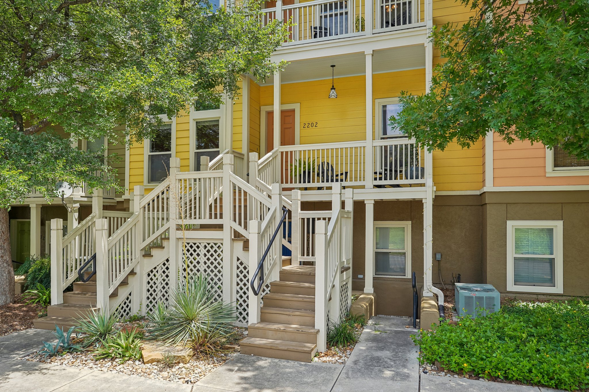 E Guenther St 2202-S2706-004.jpg