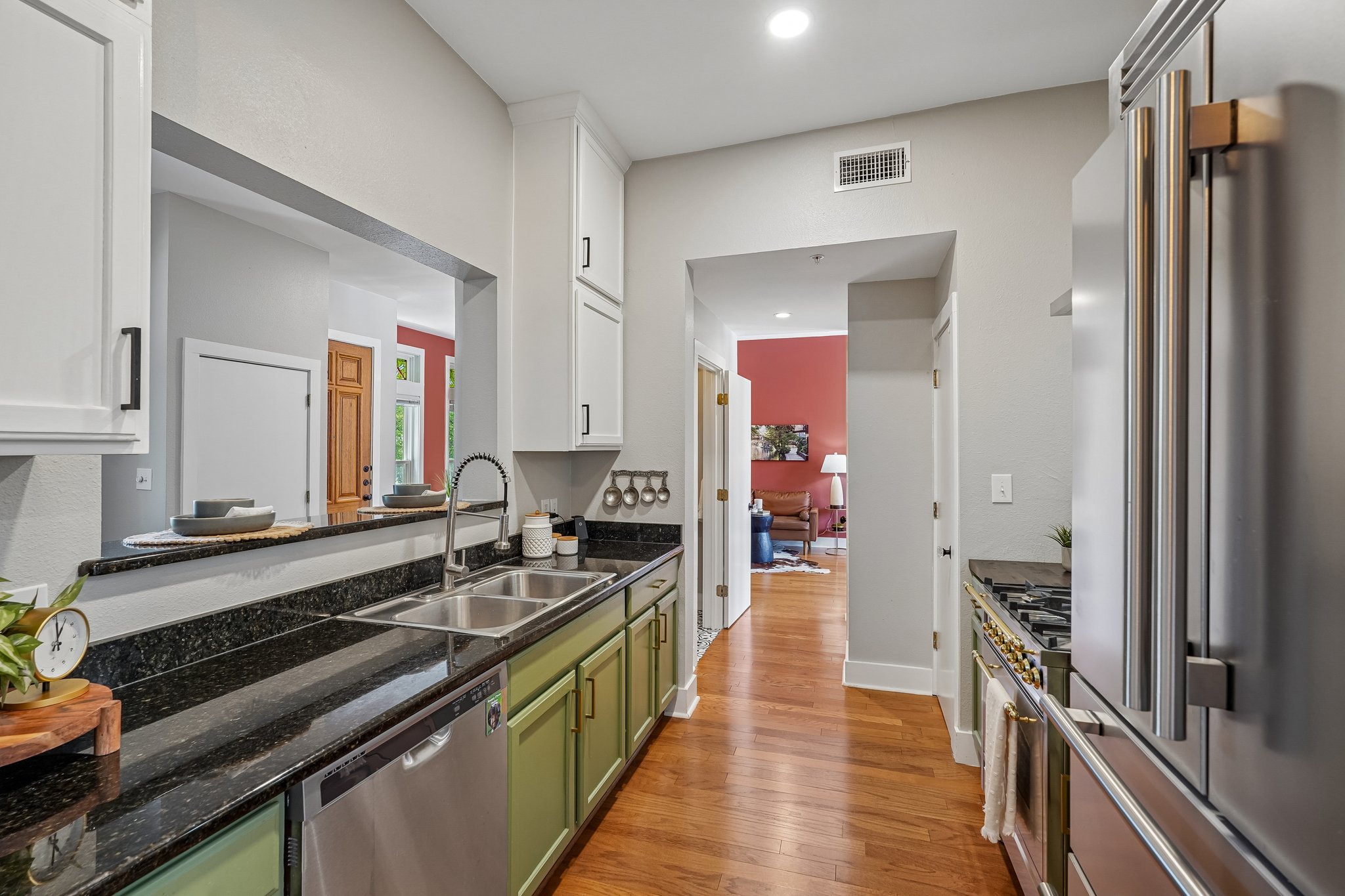 E Guenther St 2202-S2706-029.jpg