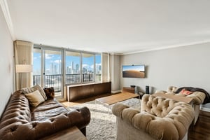 E Randolph St-L1102-006.jpg