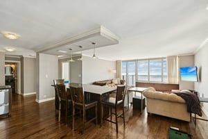 E Randolph St-L1102-008.jpg