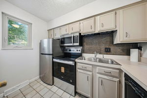 A.R. - 400 Fenway Rd, Columbus-11