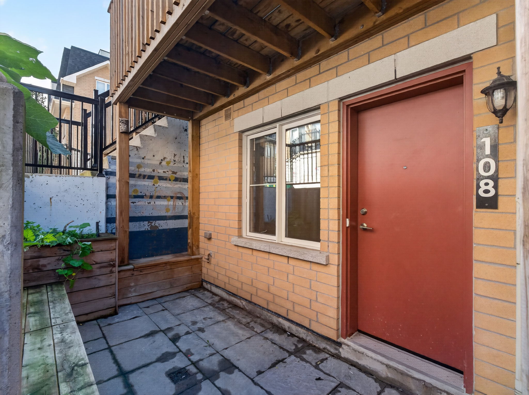 400 Hopewell Ave 108 Toronto, ON M6E 2S2