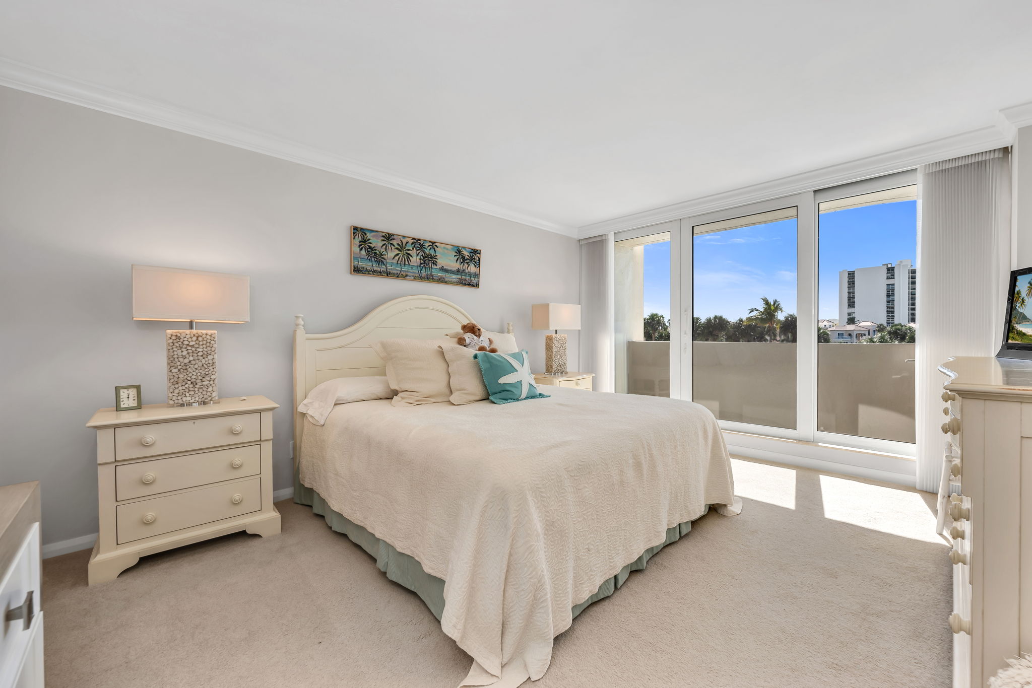 Master Bedroom En Suite w/ Balcony Access