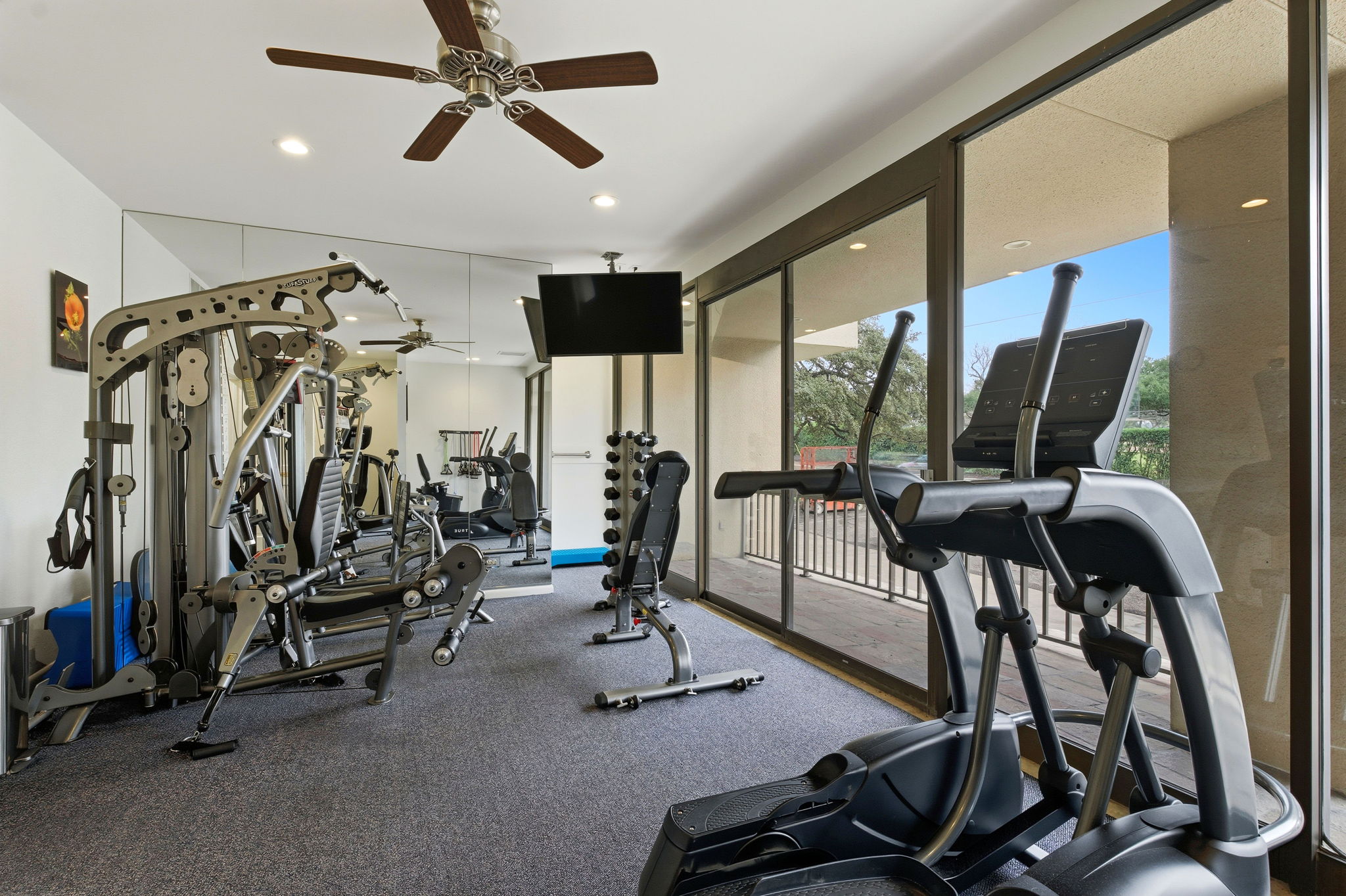 4001 N. New Braunfels features a fullt equipped gym and weight room