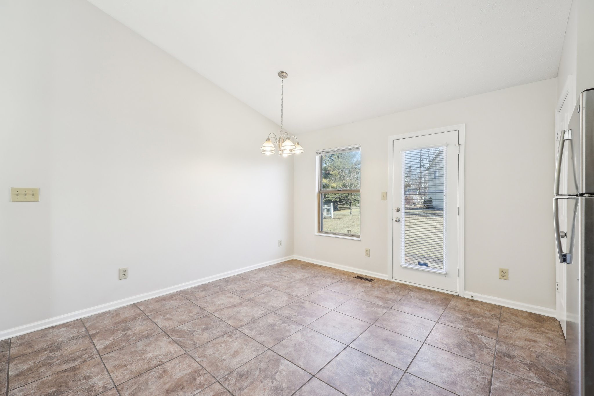 Colchester Dr-005.jpg