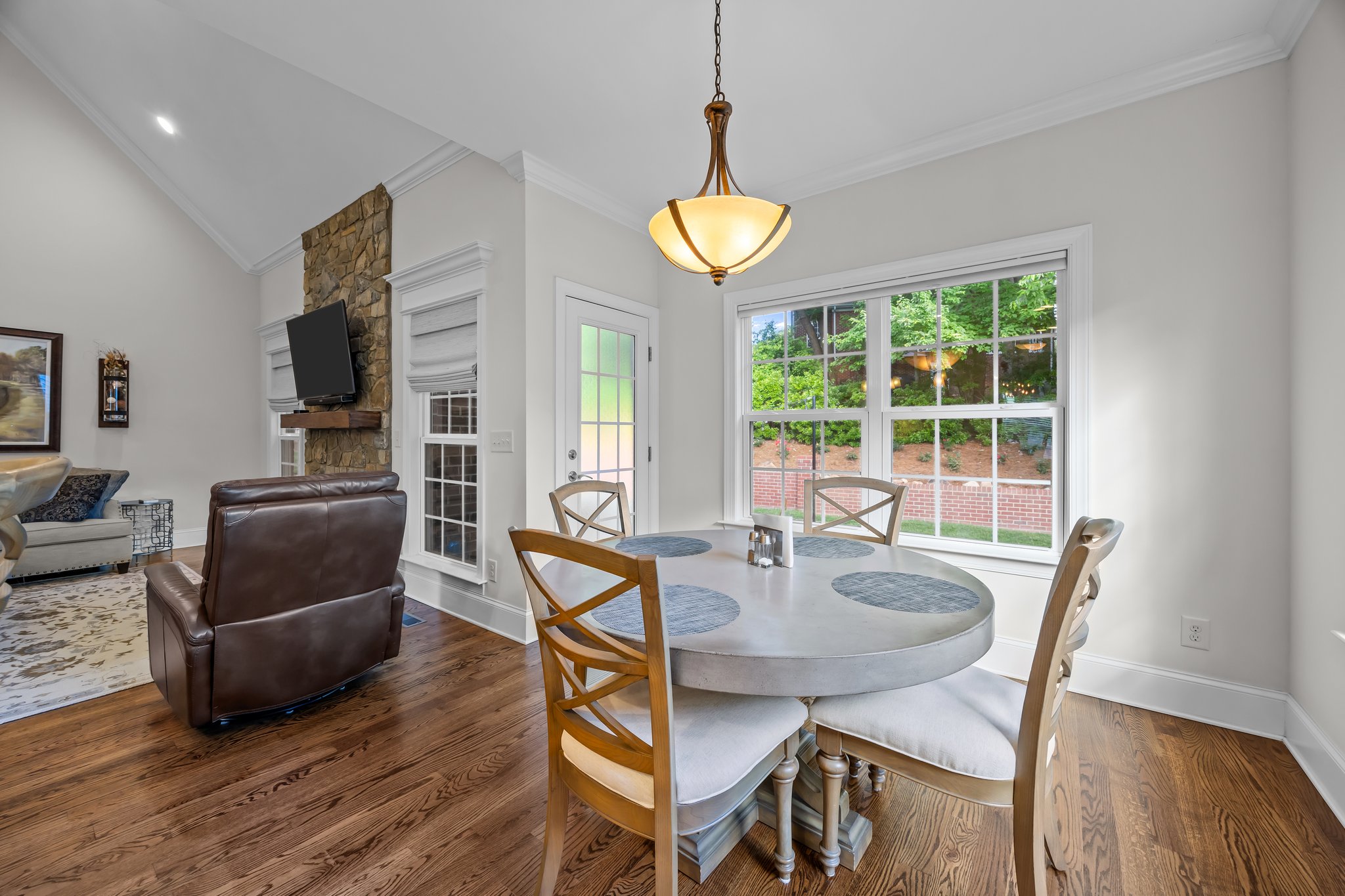 Breakfast Area overlooks patio
