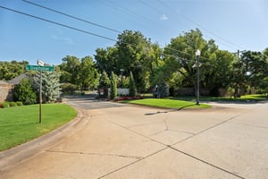 4004 Stonebridge Cir_004 (2).jpg