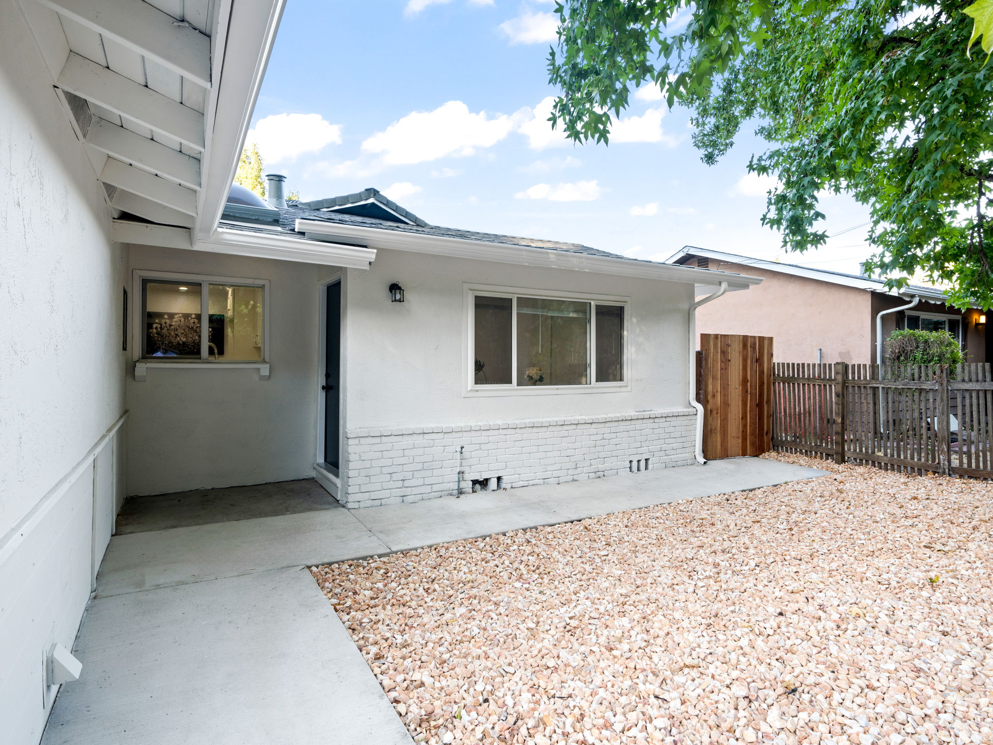 Right side landscaped with rocks. Also the right side Fence has been redone with Redwood with Lattice