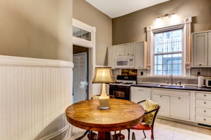 Main House Fully Equipped Kitchen with Breakfast Area