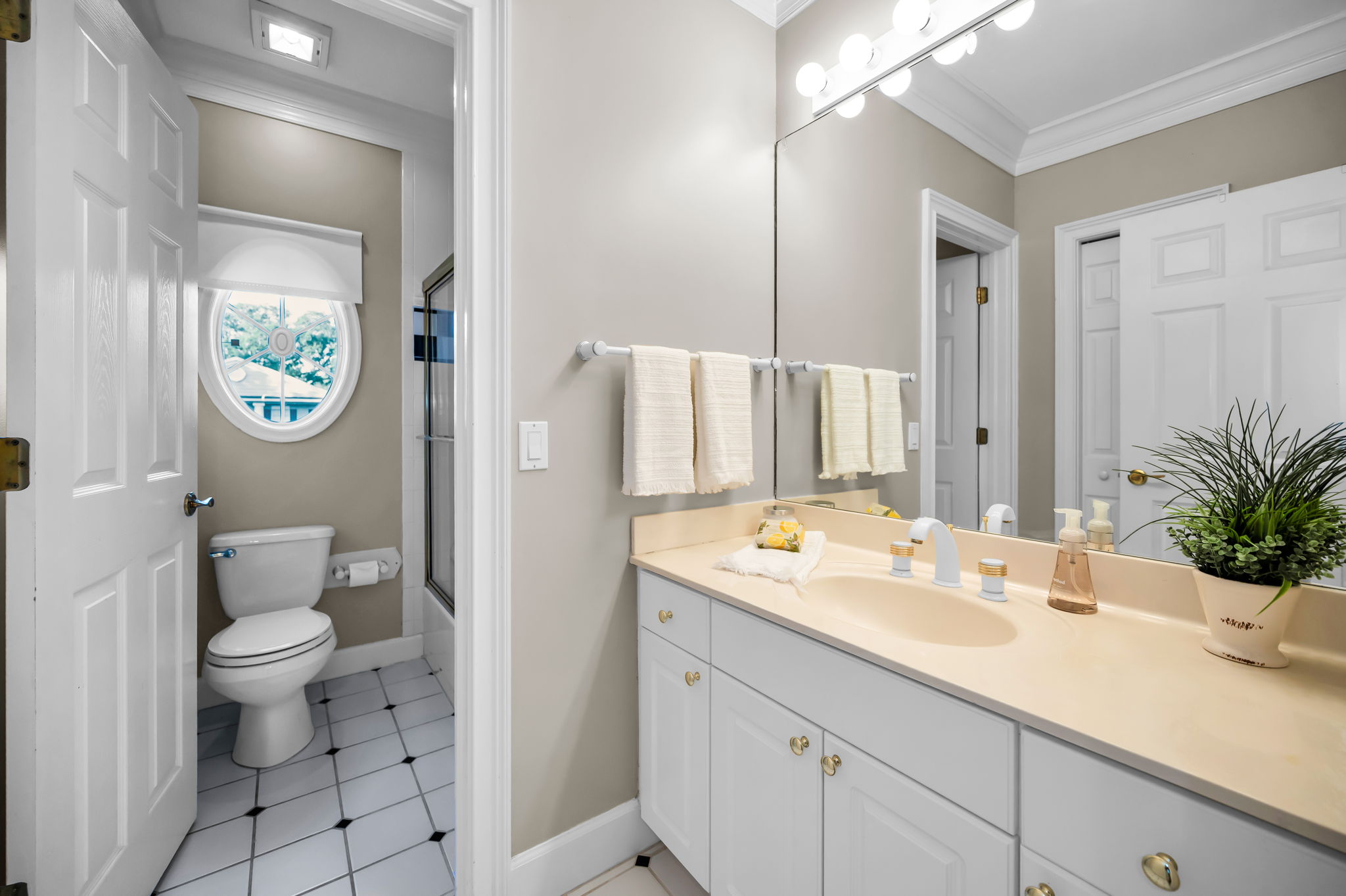 Upper Level Bathroom2a