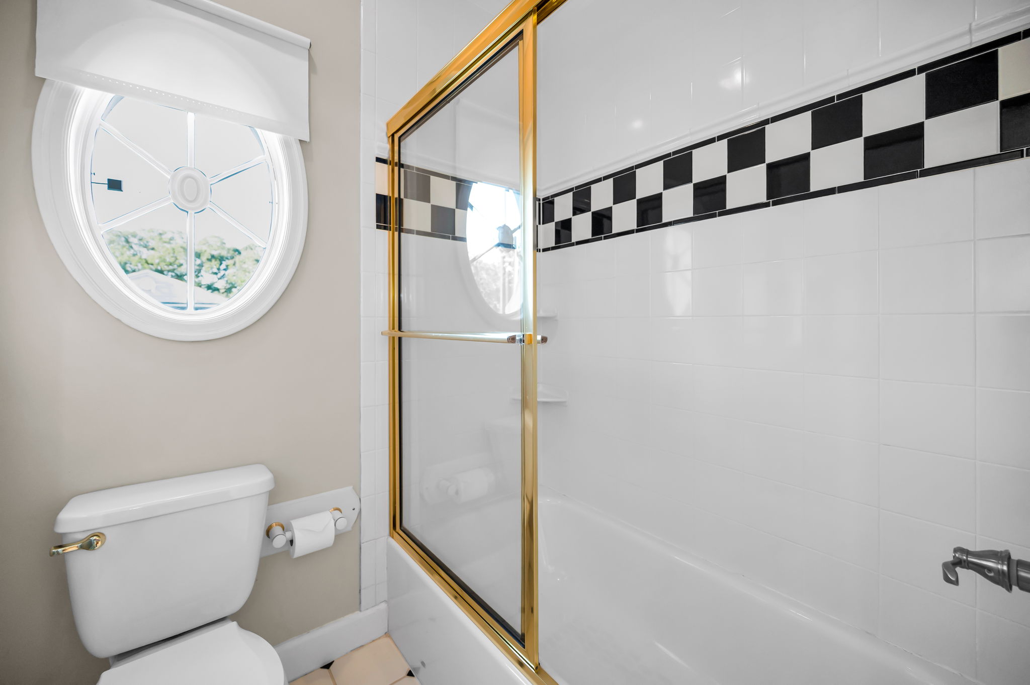 Upper Level Bathroom2b