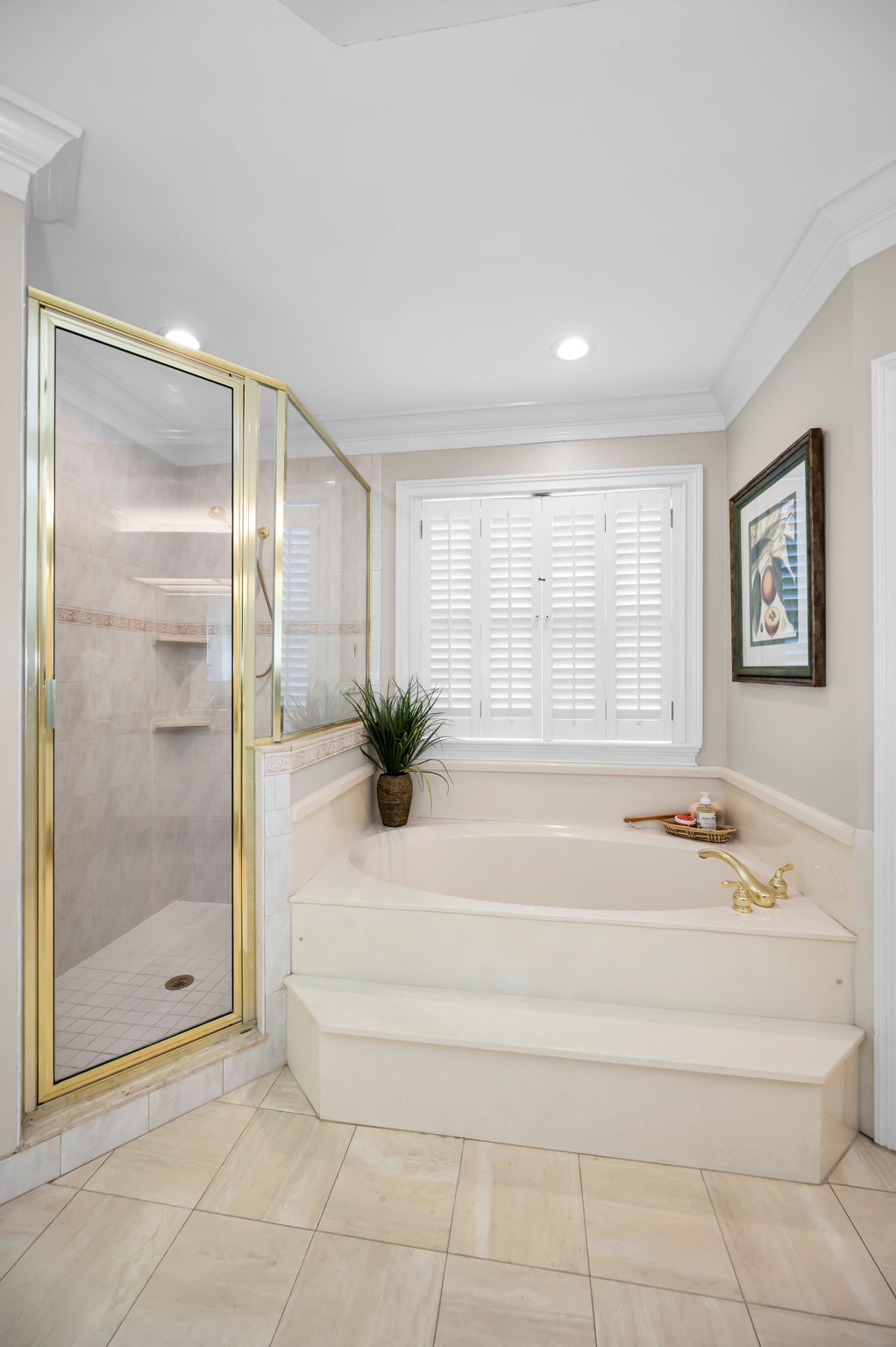 Upper Level Primary Bathroom1b