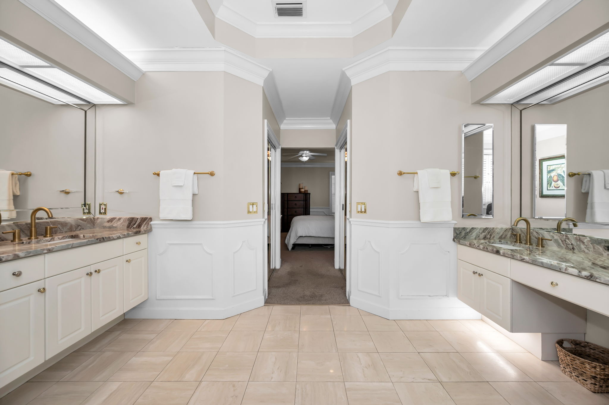 Upper Level Primary Bathroom1c