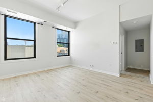 4015 N Milwaukee Ave_006