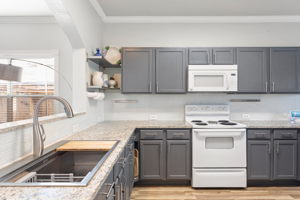 402 Wiley St, Hutto, TX 78634, USA Photo 7