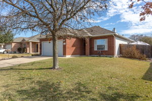 402 Wiley St, Hutto, TX 78634, USA Photo 1