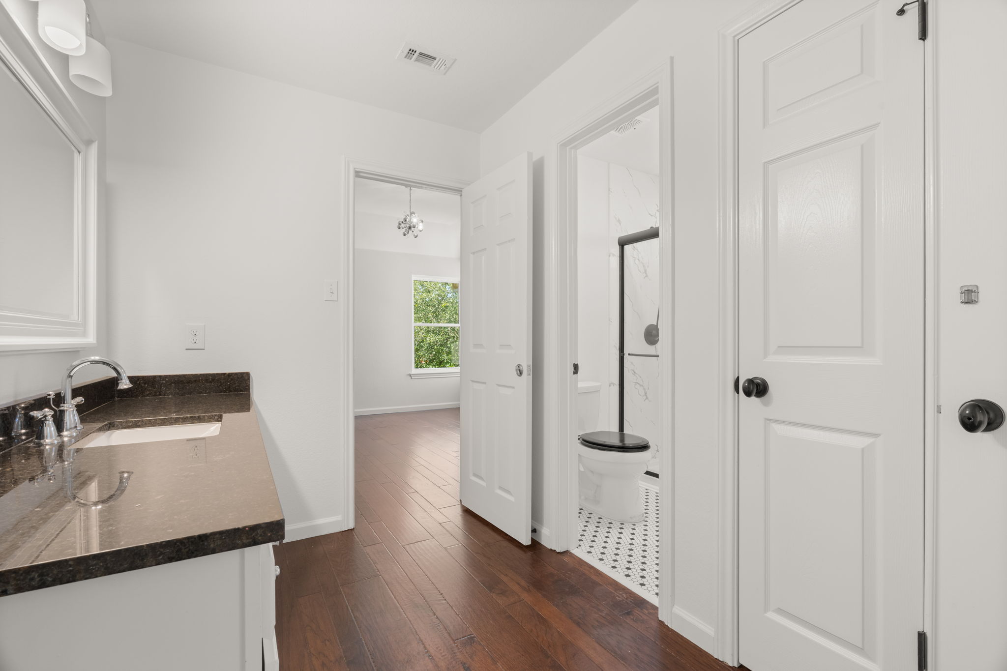 Upper-level full bathroom.