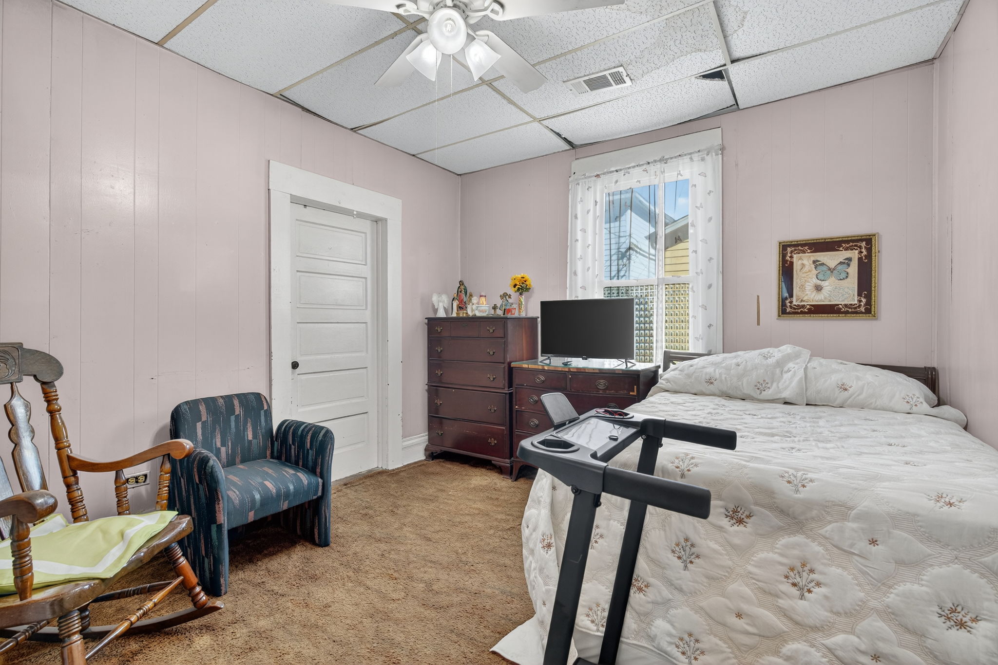 2nd bedroom with recently updated carpet.