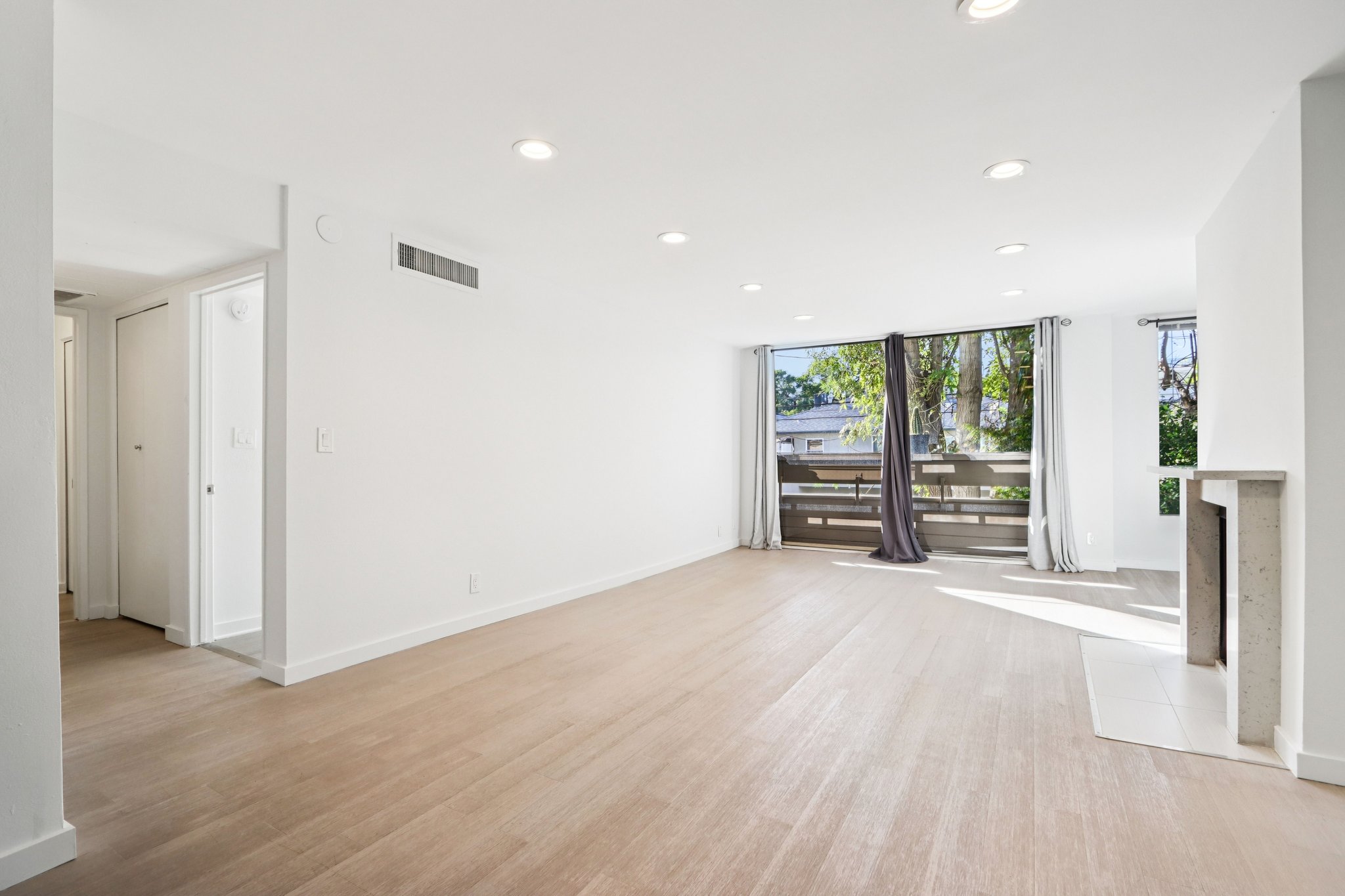 N Oakhurst Dr apt 204-S1401-006.jpg