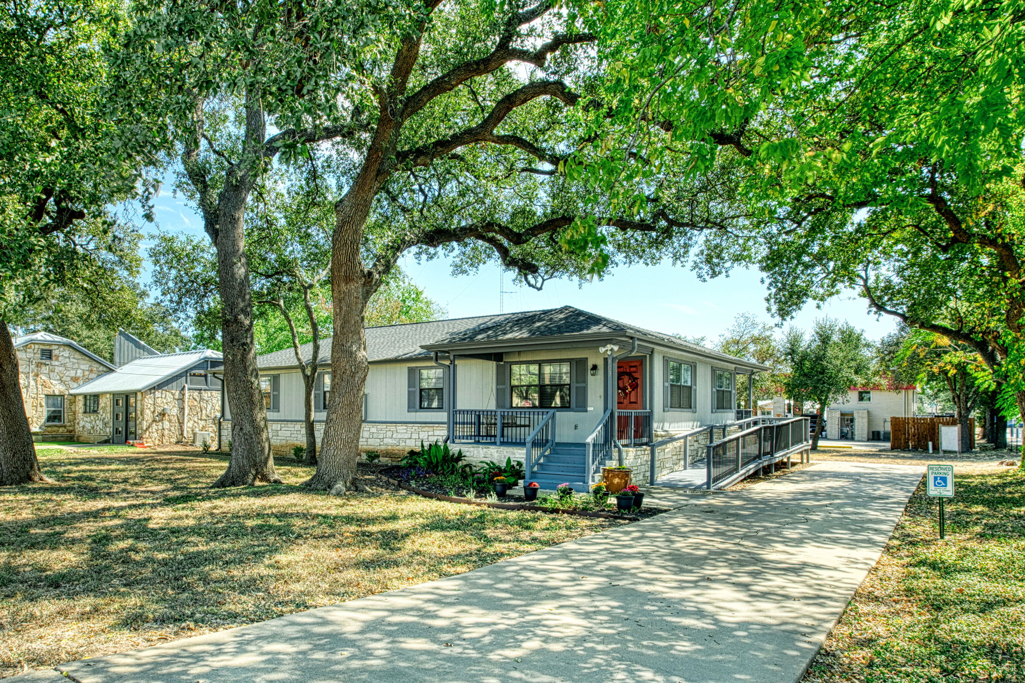 Front of Building/Driveway/Access Ramp