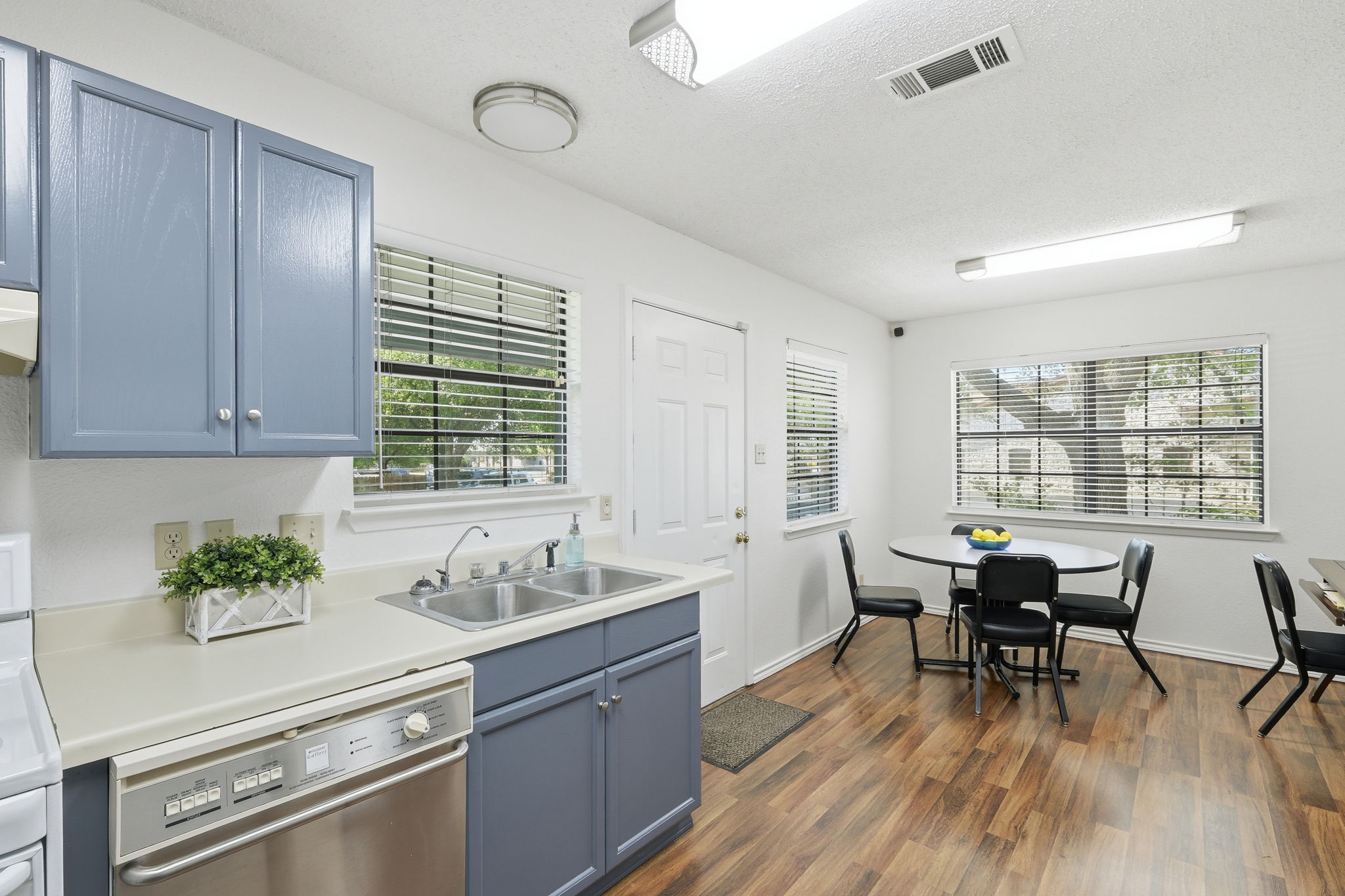 Kitchen/Eating Area