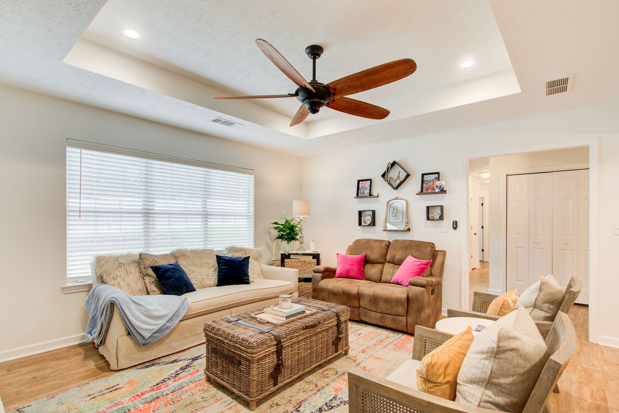 6 Living Room A w Foyer