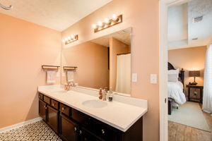 31 Main BR En Suite B w BR View