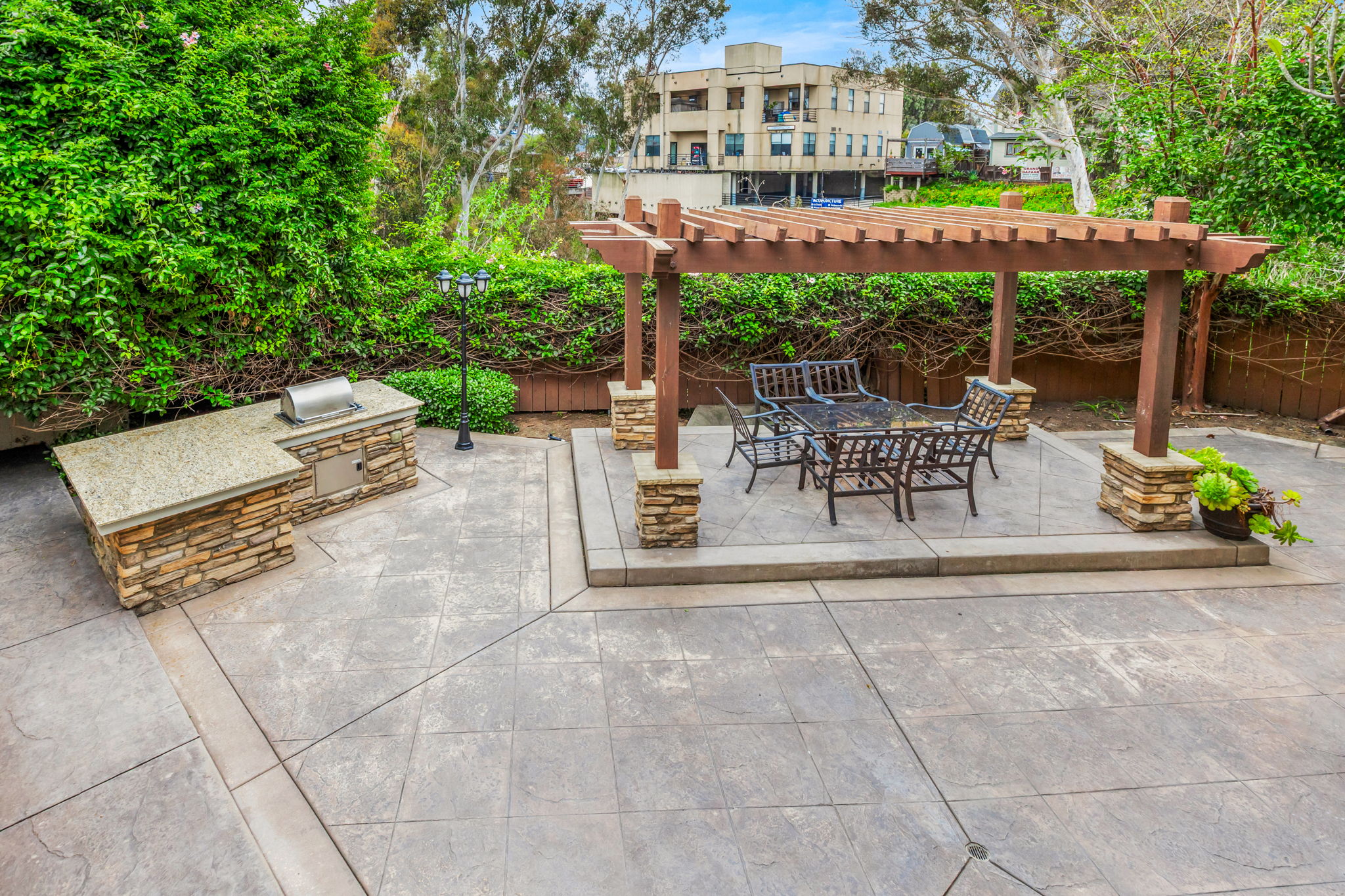 Relaxing BBQ & Common Areas