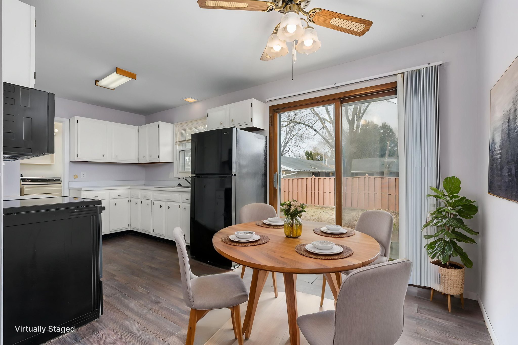 DSC07583 virtually staged.jpeg