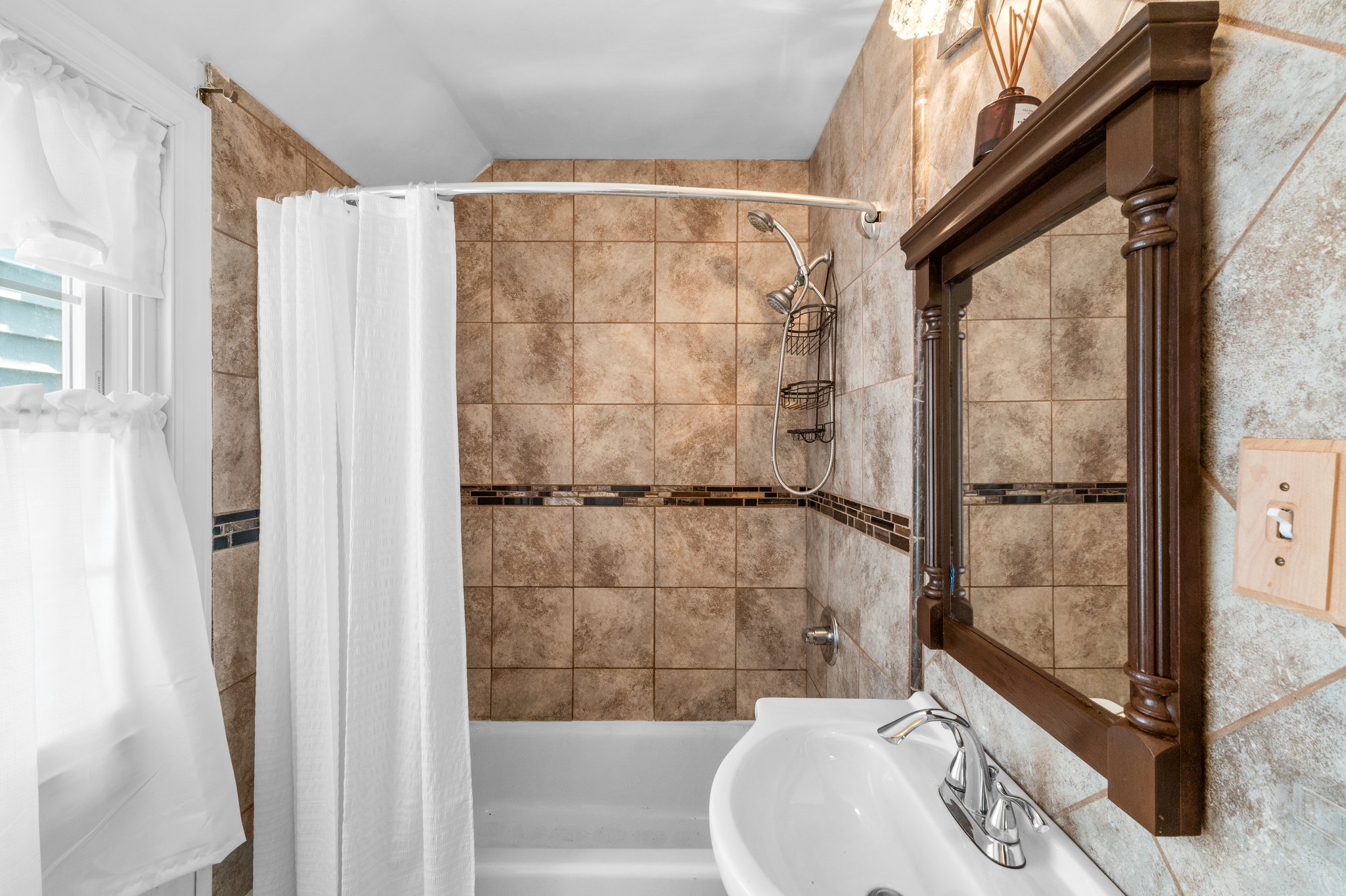 Upper Level Full Bathroom