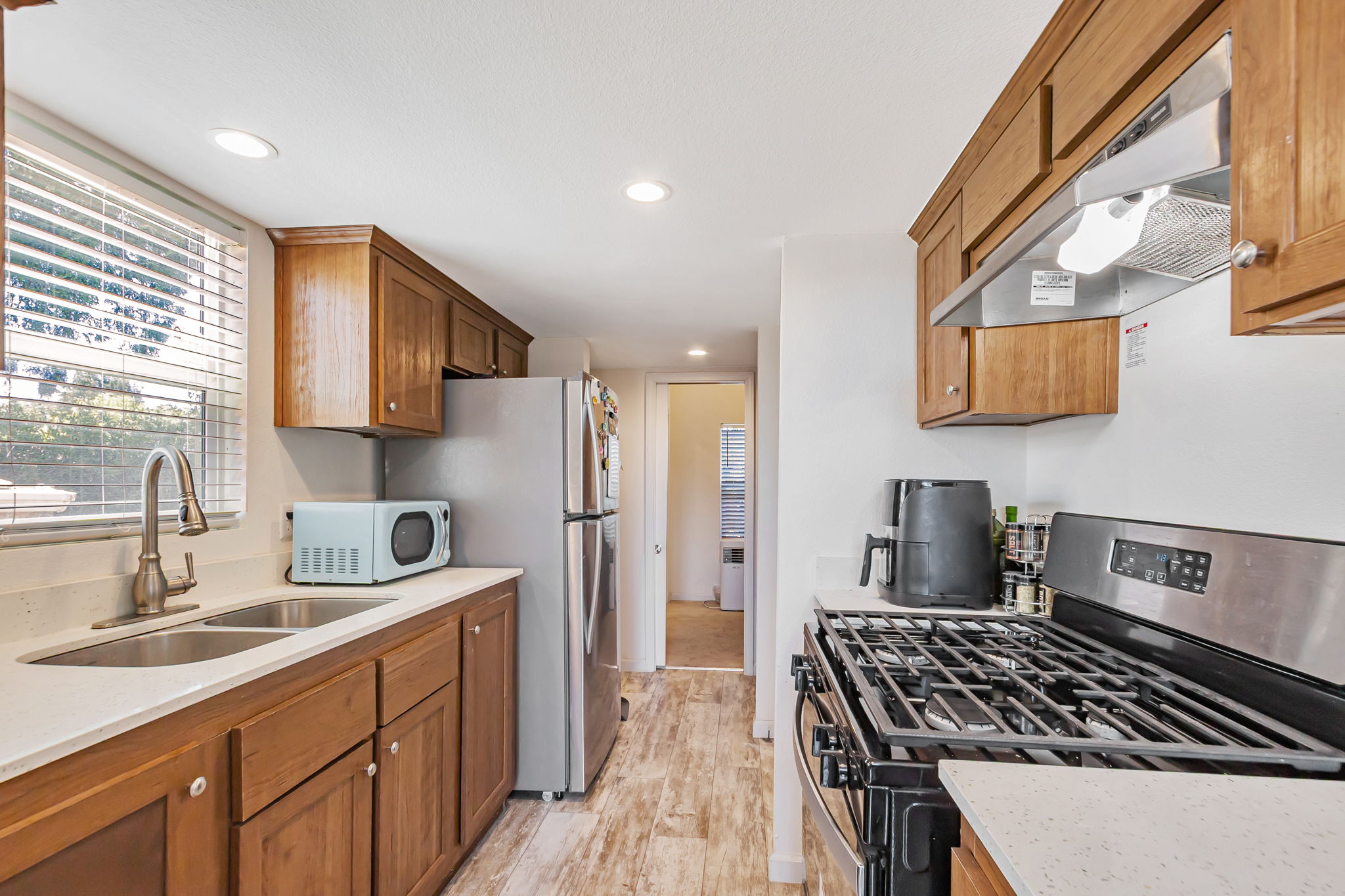 010_4051 Brock Way_