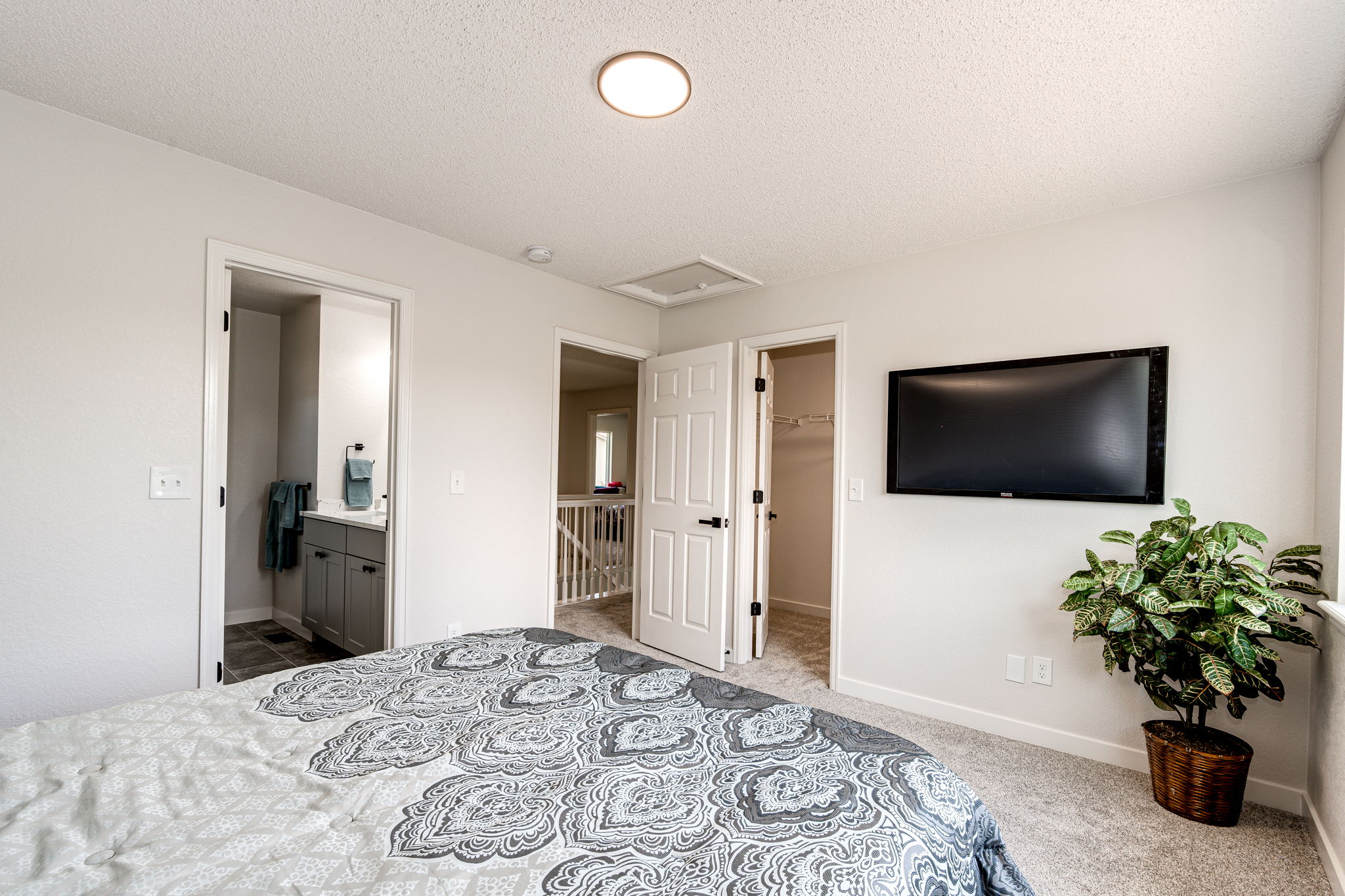 Primary Bedroom w Walk In