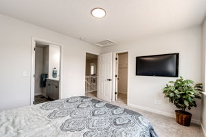 Primary Bedroom w Walk In