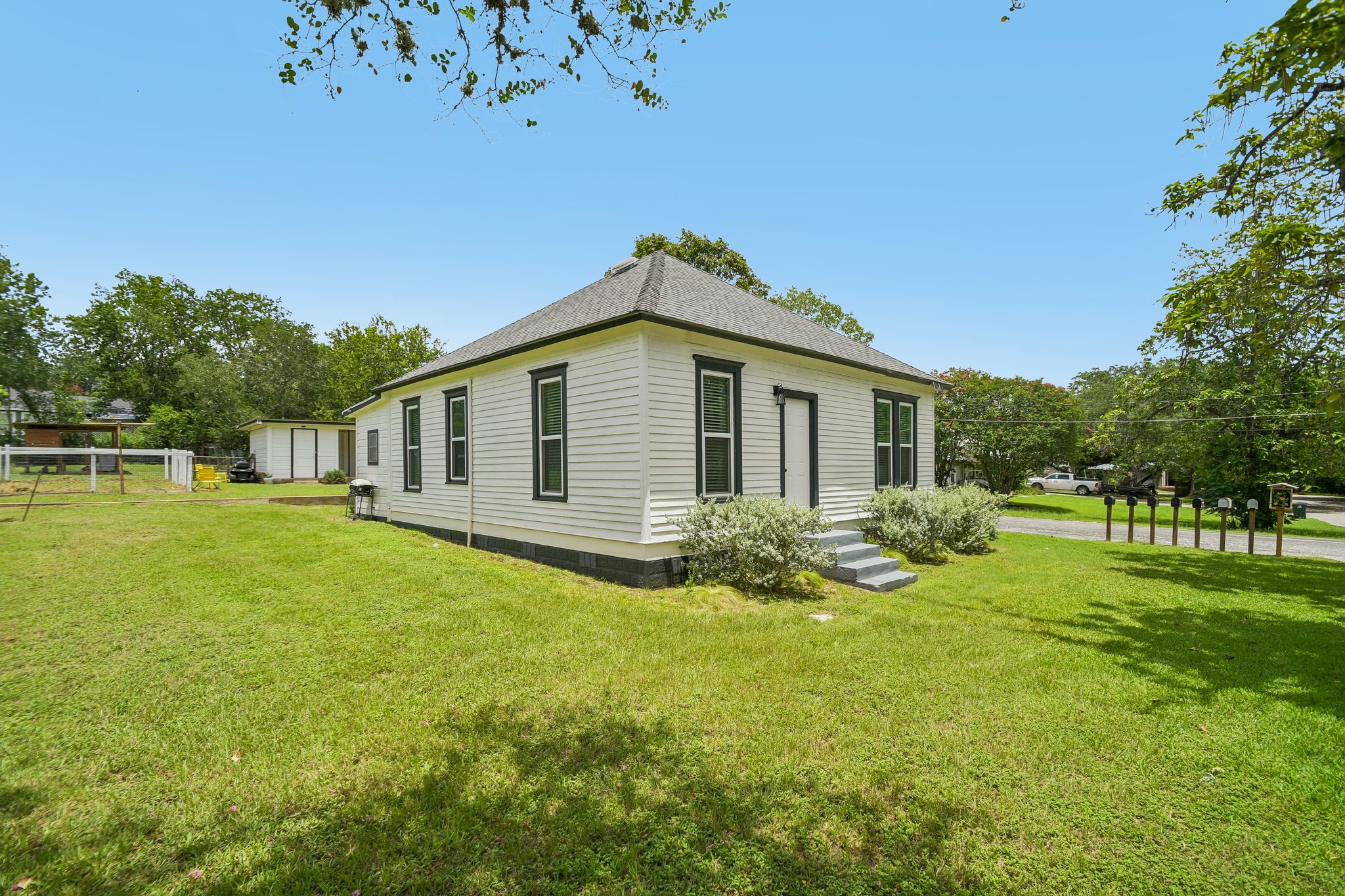 Live Oak St-S1807-003.jpg