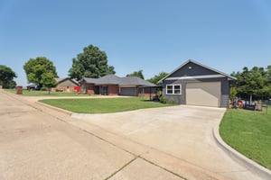 406 Stonegate Dr_002.jpg