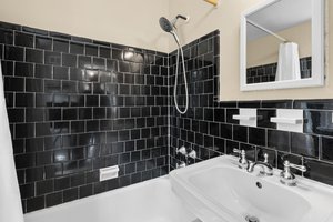 24. 406 Williamsburg Dr.jpg