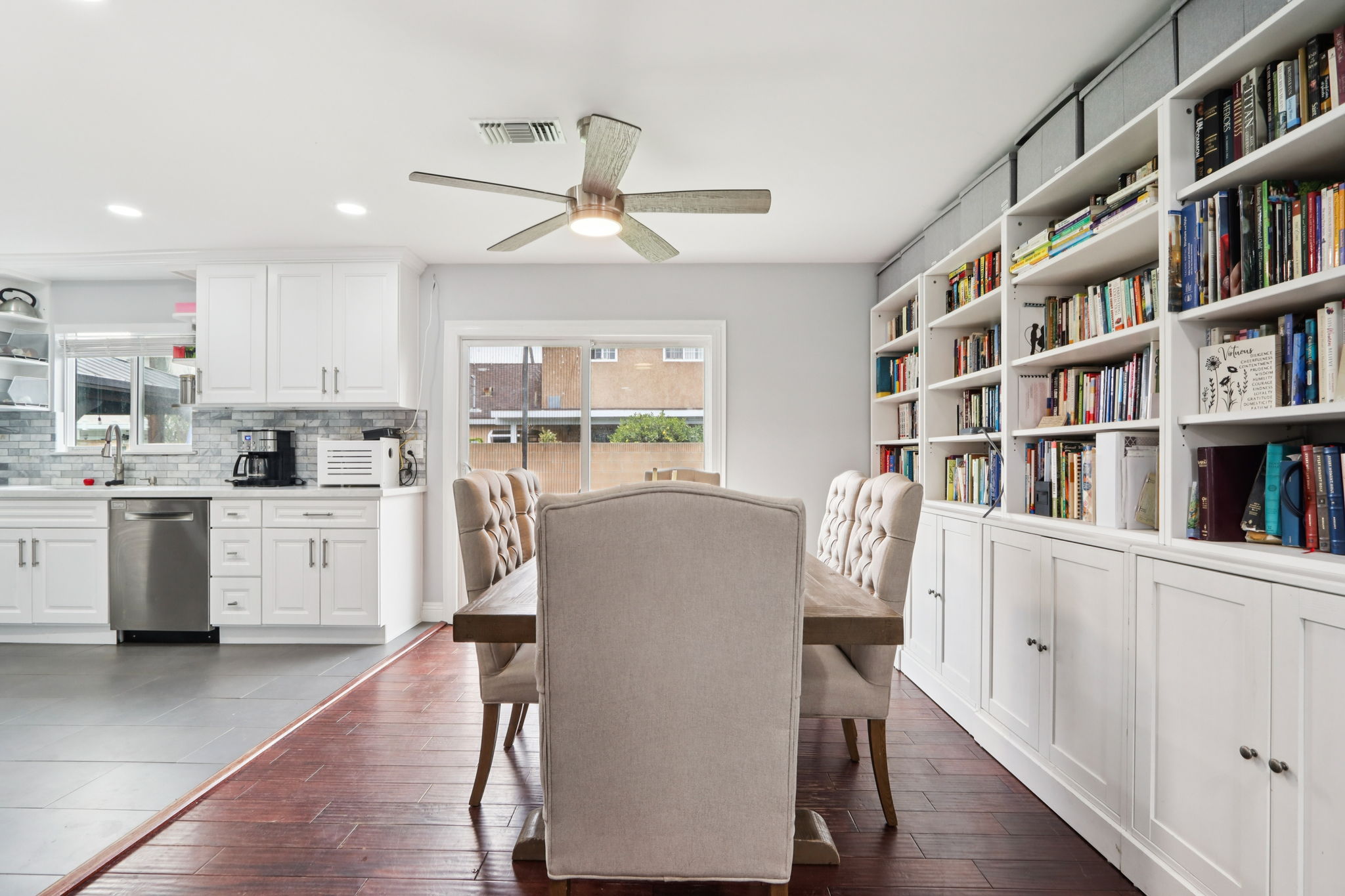 E 211th St-S0611-007