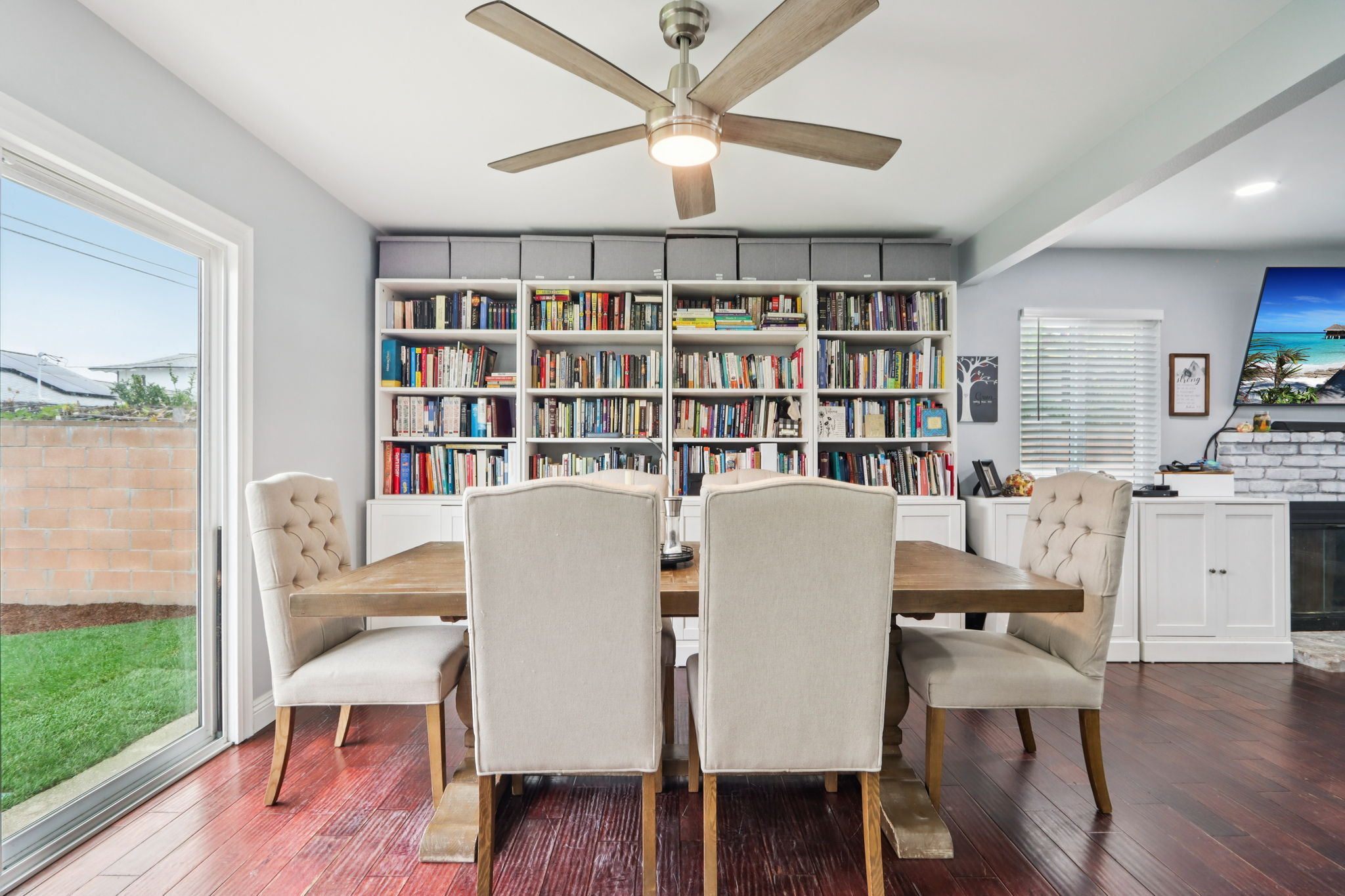 E 211th St-S0611-008