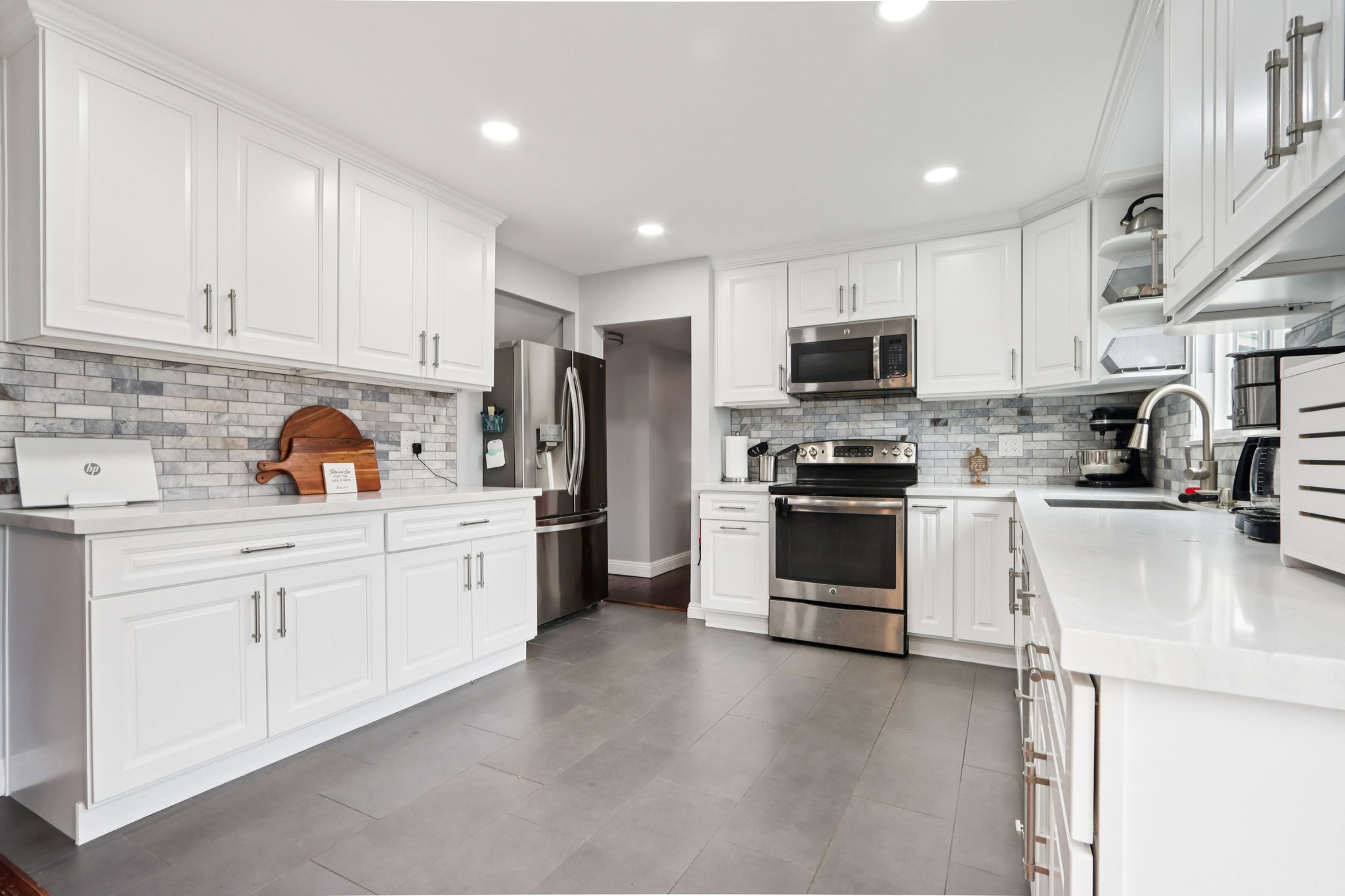 E 211th St-S0611-009