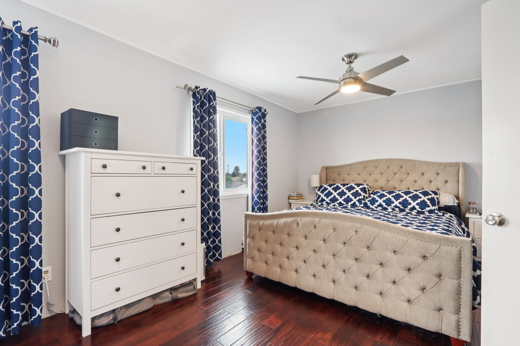 E 211th St-S0611-012