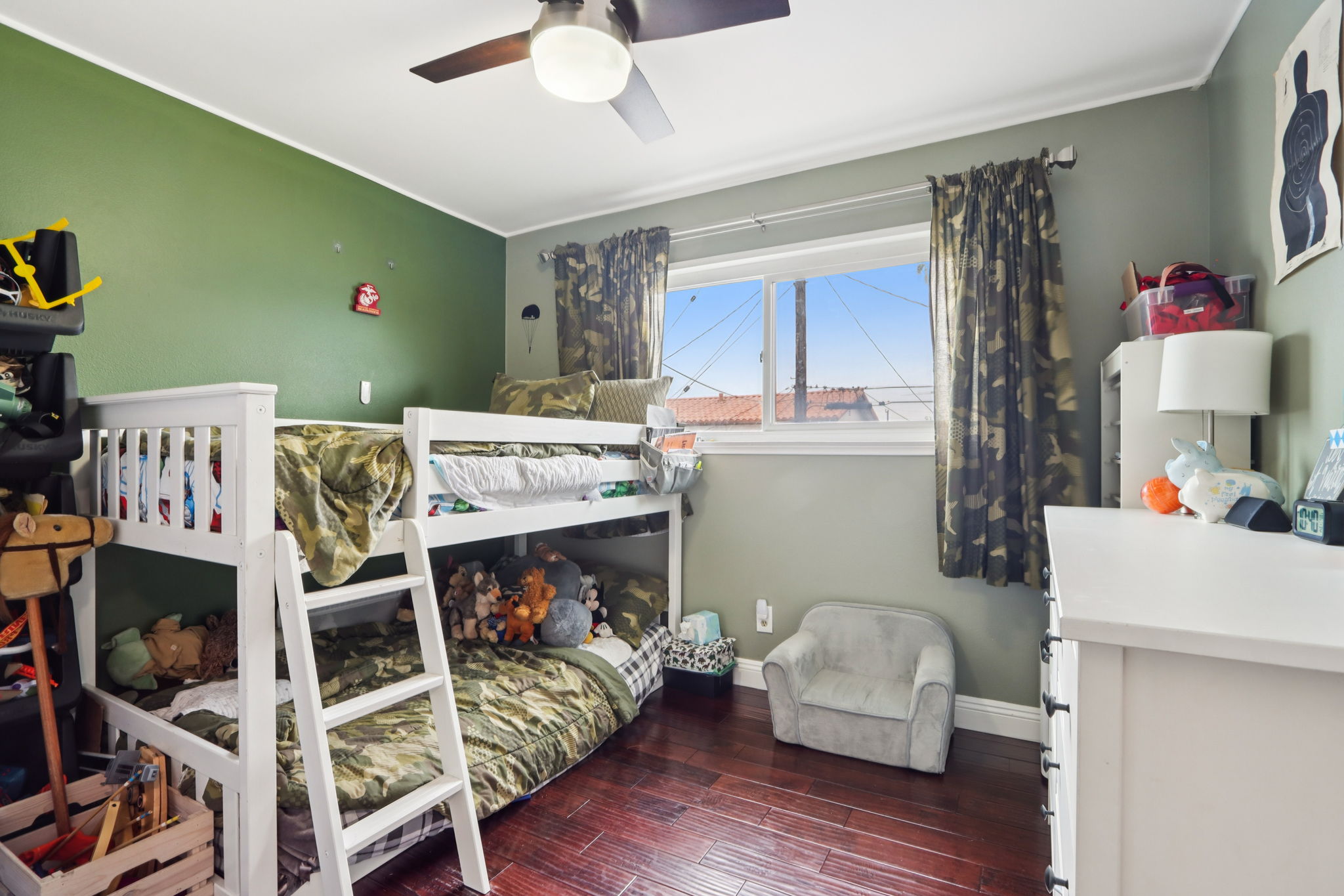 E 211th St-S0611-014
