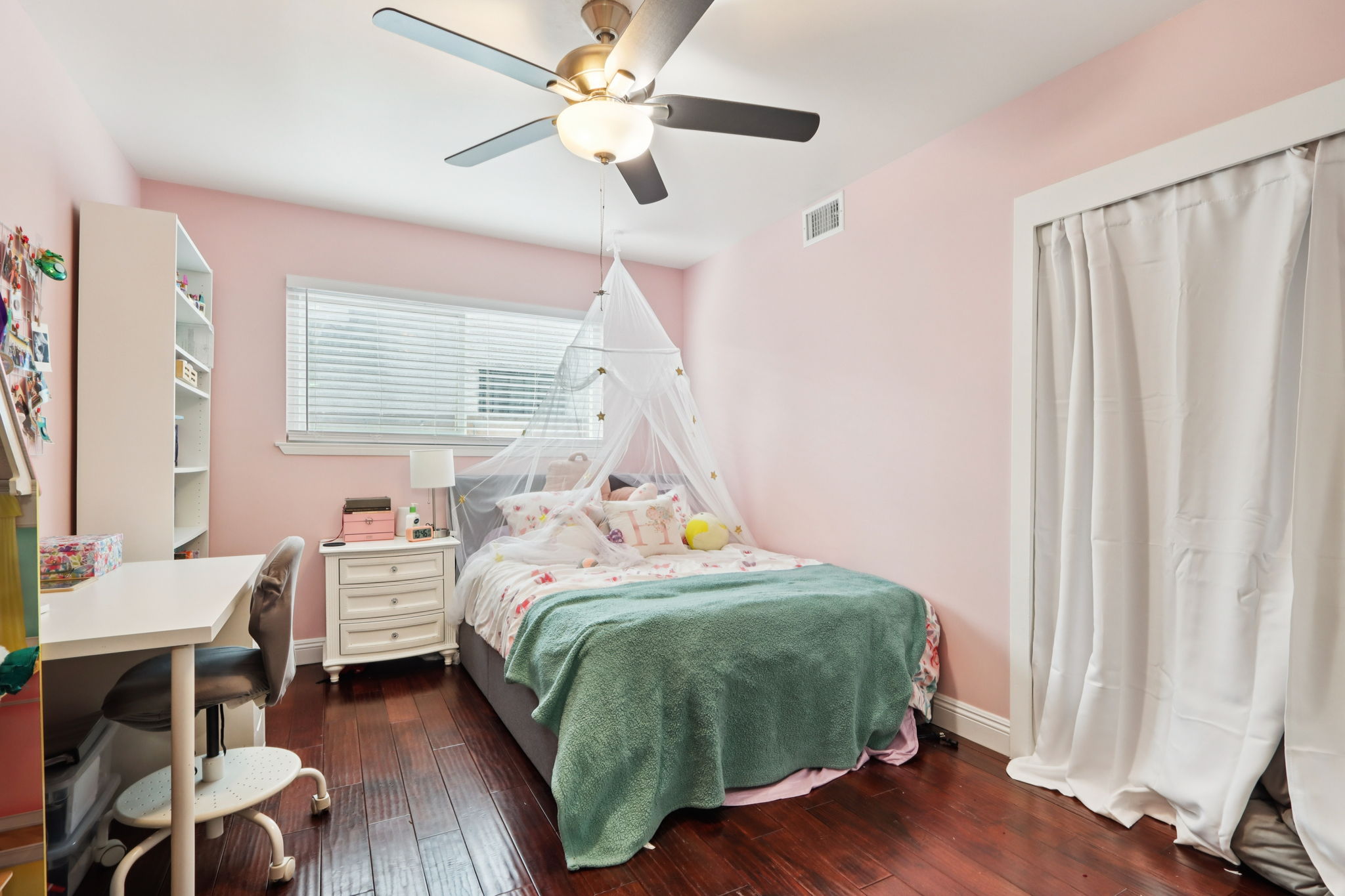 E 211th St-S0611-015