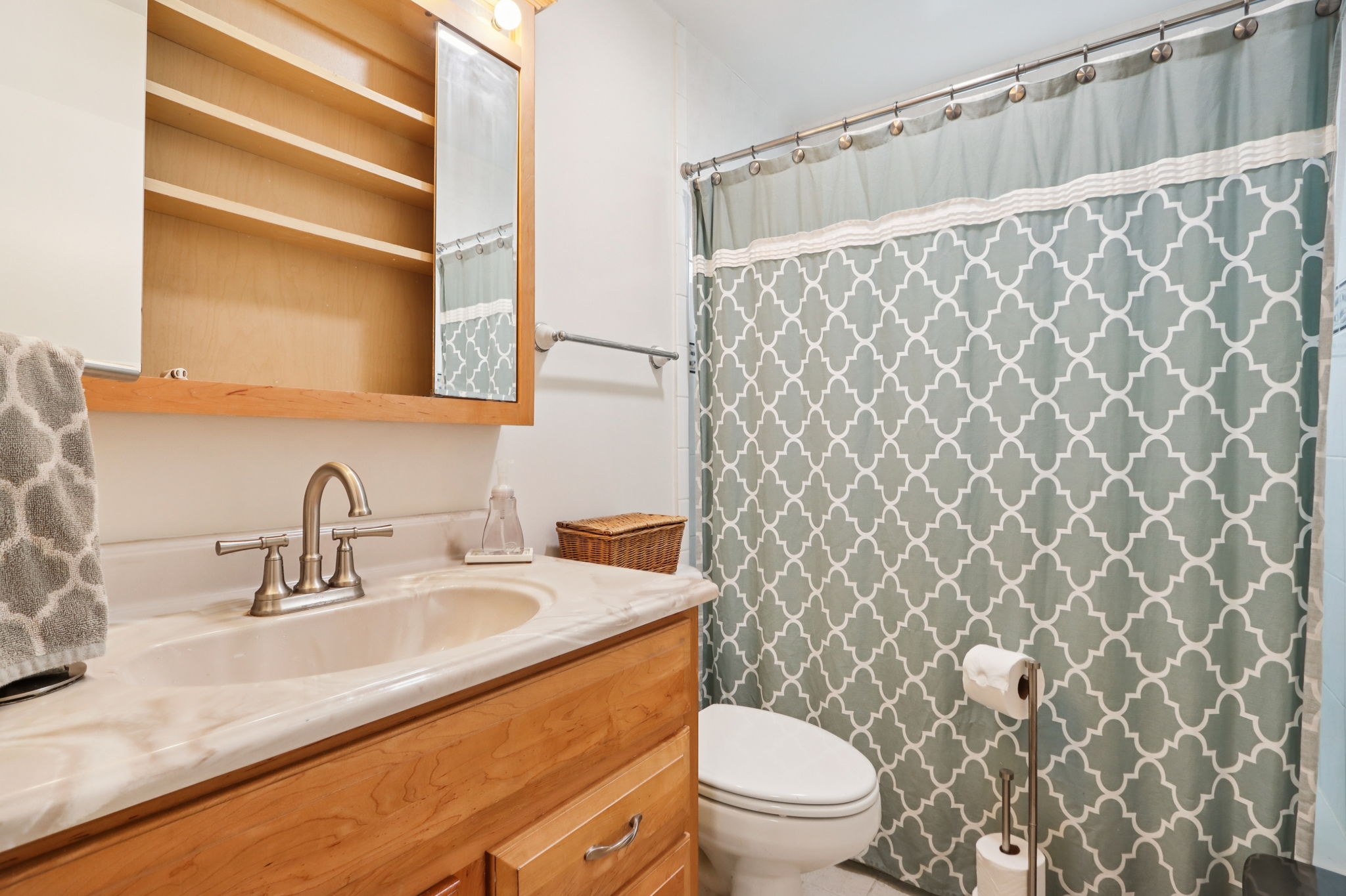 E 211th St-S0611-017