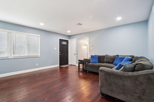 E 211th St-S0611-005
