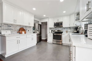 E 211th St-S0611-009
