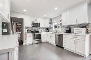 E 211th St-S0611-010