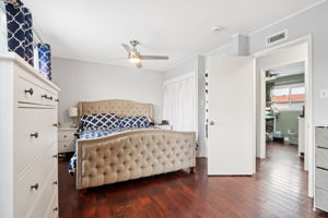 E 211th St-S0611-011