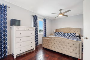 E 211th St-S0611-012