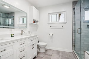 E 211th St-S0611-013